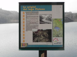 Cartello esplicativo sulla nascita del Lago Pistono (28462 bytes)